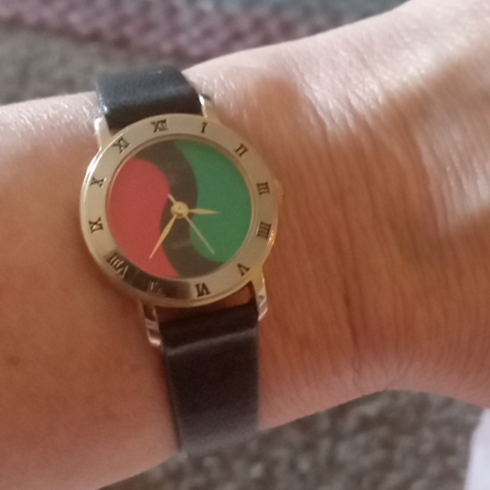 Gorgeous GUCCI Vintage black leather band watch. - Picture 2 of 8